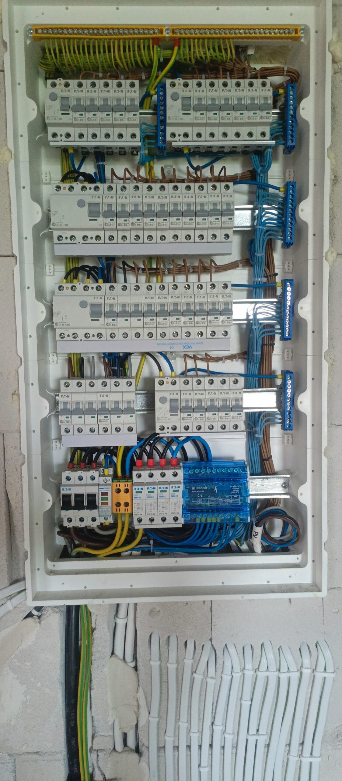 Rozdzielnica elektryczna z zamontowanymi zabezpieczeniami i okablowaniem — Gold-Electric