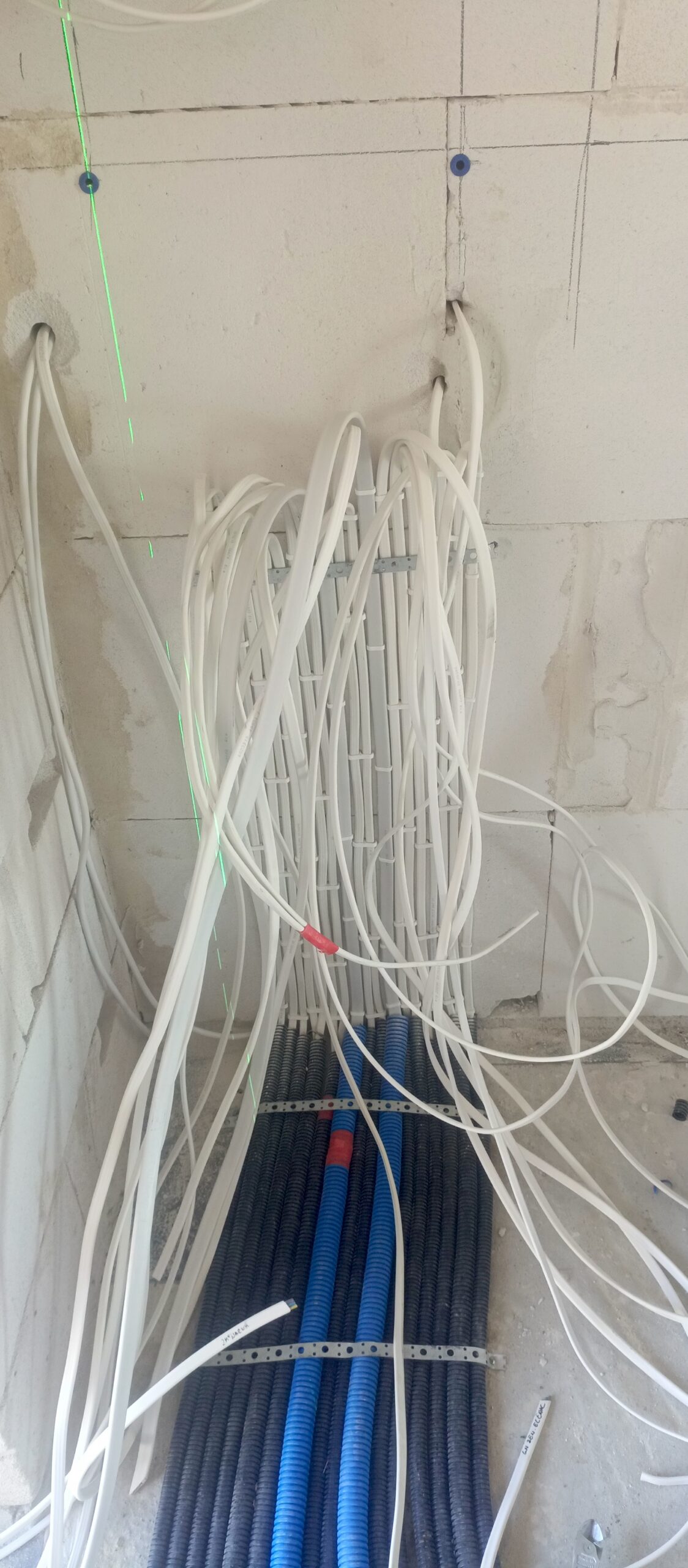 Przewody instalacji elektrycznej przed montażem rozdzielnicy — Gold-Electric