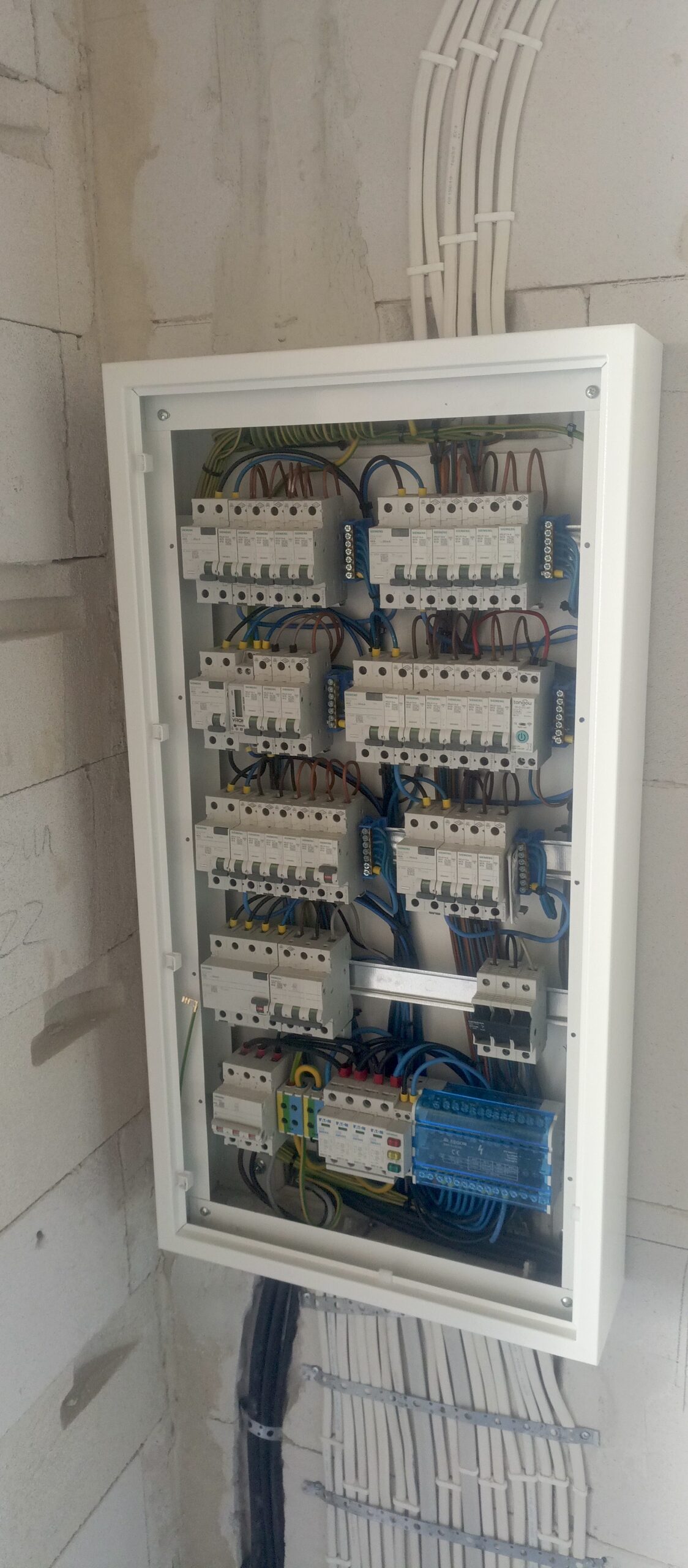 Rozdzielnica elektryczna po montażu i uporządkowaniu przewodów — Gold-Electric