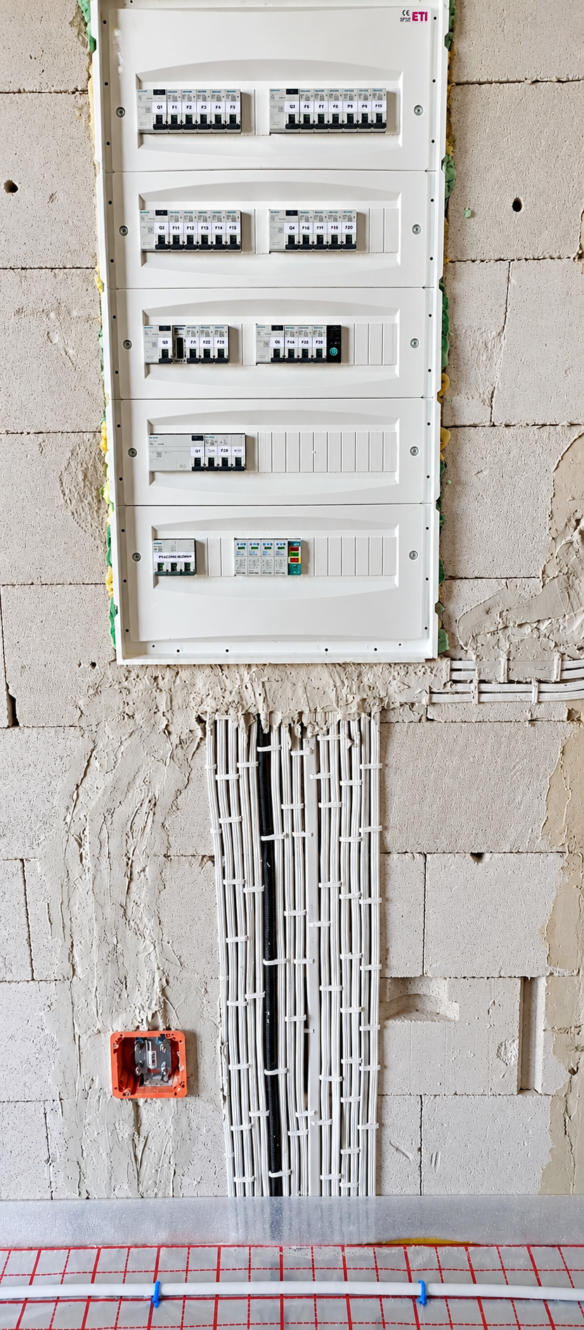 Nowoczesna rozdzielnica elektryczna z aparaturą zabezpieczającą i przewodami instalacyjnymi
