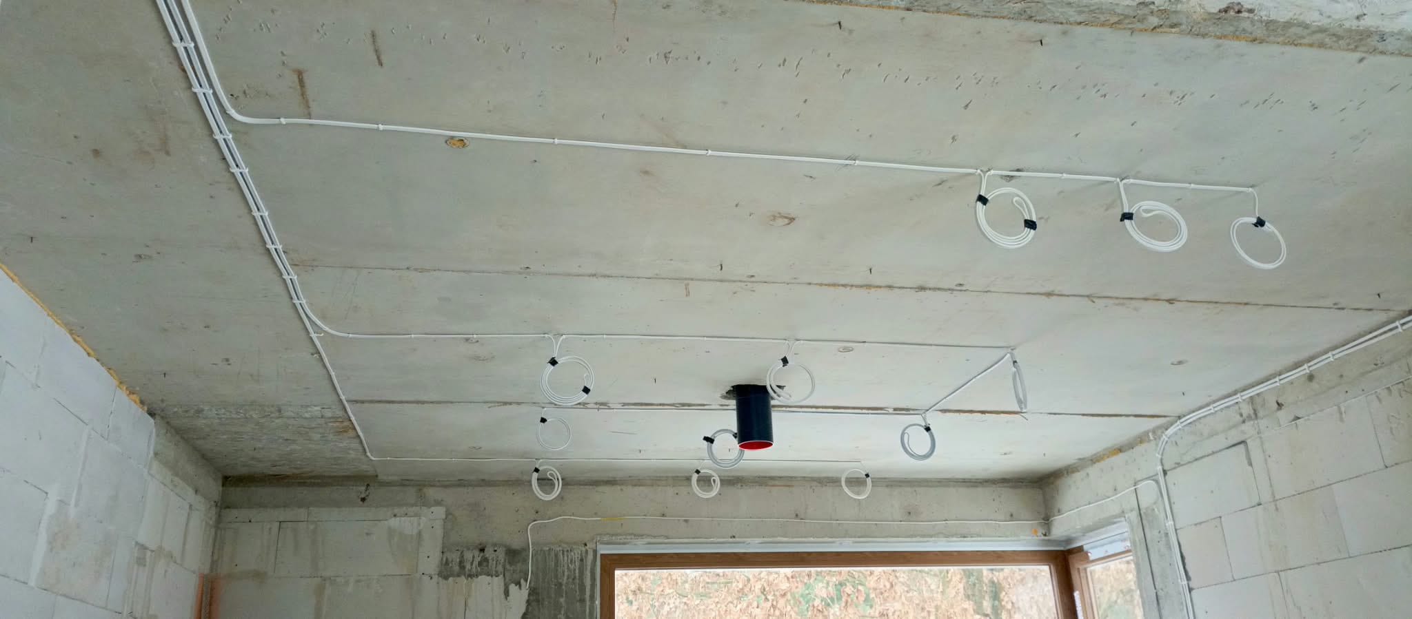 Przewody i punkty elektryczne przygotowane podczas wykonywania instalacji w domu