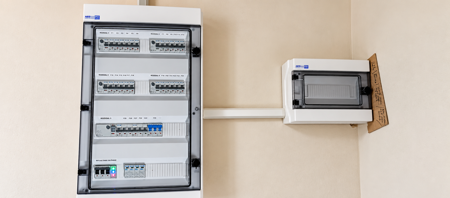 Montaż rozdzielnic elektrycznych we Wrocławiu – aparatura zabezpieczająca i przewody