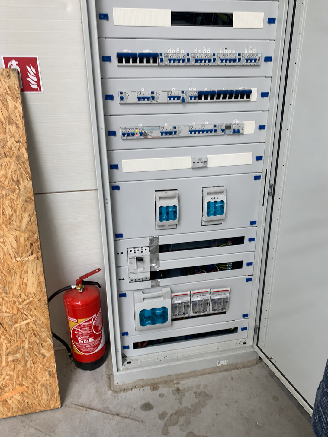 Przemysłowa rozdzielnica elektryczna z rozbudowaną aparaturą zabezpieczającą we Wrocławiu